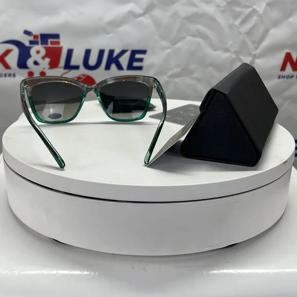 The Off Beat women’s sunglasses 🕶️ by Prive Revaux. Polarized protection. - Picture 3 of 6